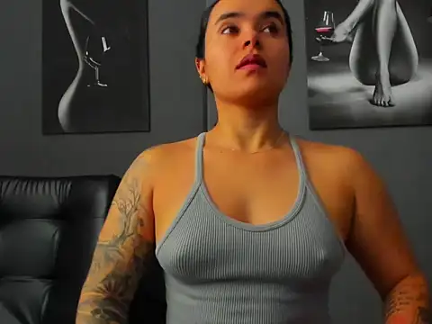 karlyjons12 online show from April 2026 01:33:02 PM