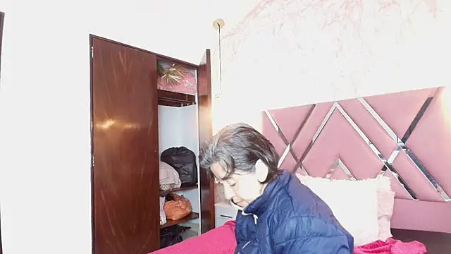 Saori Sann  online show from January 2026 01:39:01 PM