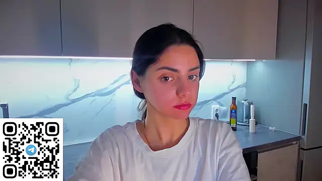 Snapshot of EmiliaZen chatting on May 2026 05:19:01 PM EmiliaZen online show from May 2026 05:19:01 PM