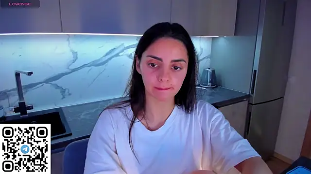 Snapshot of EmiliaZen chatting on June 2026 01:17:01 AM EmiliaZen online show from June 2026 01:17:01 AM