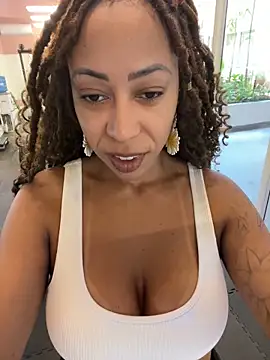 Snapshot of dianagolley420 chatting on February 2025 03:08:01 PM dianagolley420 online show from February 2025 03:08:01 PM