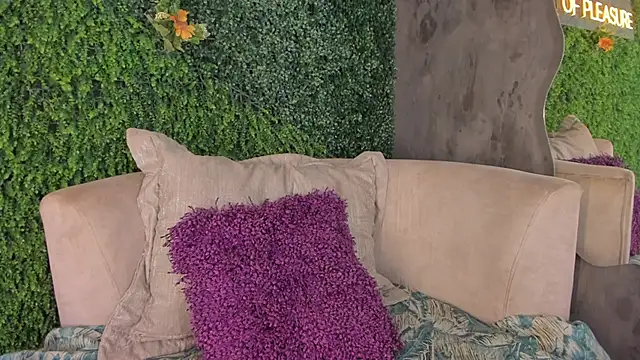 Snapshot of emmiily_z chatting on February 2025 02:04:01 AM emmiily z online show from February 2025 02:04:01 AM