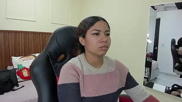 MELINAMARTINS online show from December 2025 07:44:01 PM