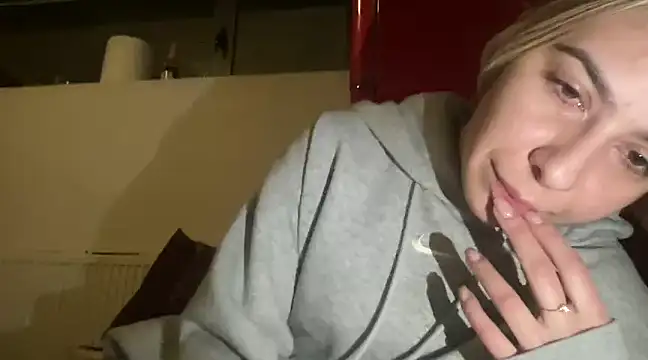 sarrah rossy online show from February 2025 10:21:01 PM