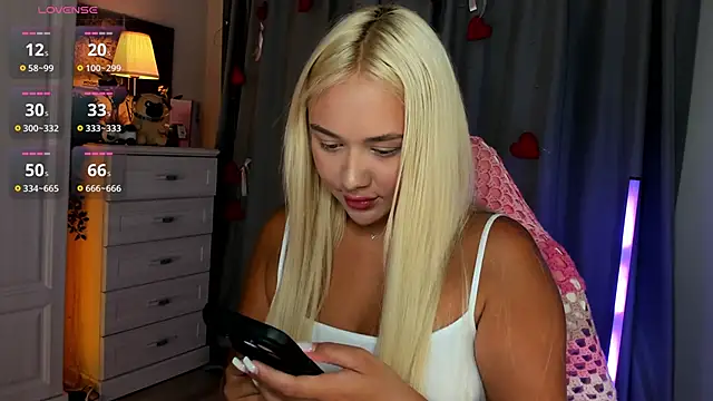 Snapshot of _Loneve__ chatting on June 2026 03:44:01 PM Loneve online show from June 2026 03:44:01 PM