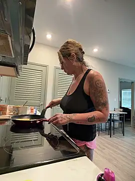 bossyroxy84 online show from April 2026 06:13:02 PM