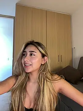 Hornyholly   online show from April 2026 07:00:02 PM