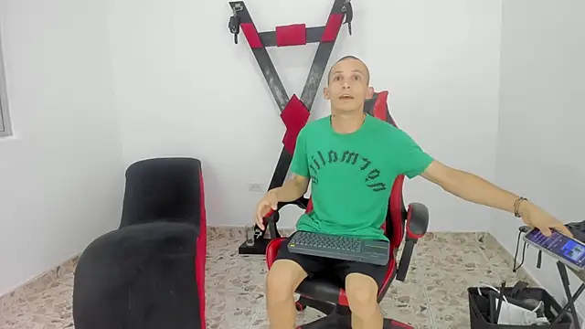 Snapshot of Isak_Millan chatting on October 2025 01:34:01 PM Isak Millan online show from October 2025 01:34:01 PM