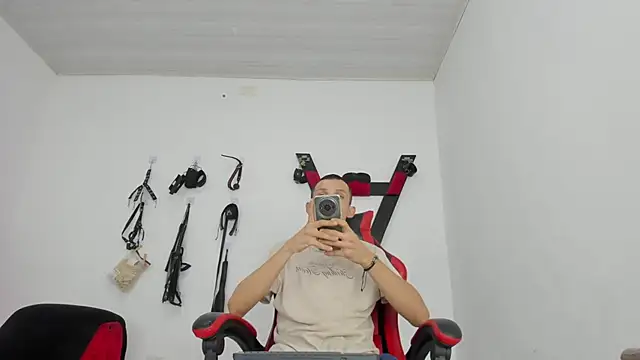 Snapshot of Isak_Millan chatting on November 2025 08:40:02 PM Isak Millan online show from November 2025 08:40:02 PM