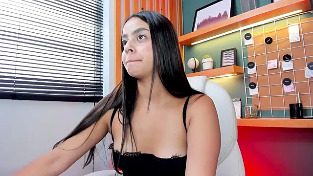 Snapshot of Bella_walker_ chatting on October 2025 02:15:01 PM Bella walker online show from October 2025 02:15:01 PM
