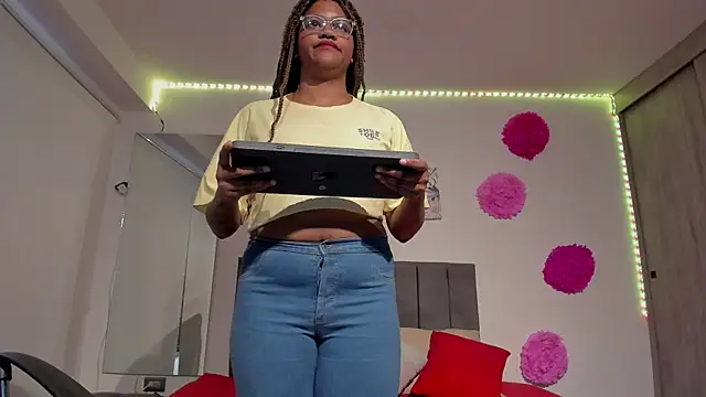 Snapshot of ZahraRose chatting on February 2025 11:52:01 AM ZahraRose online show from February 2025 11:52:01 AM