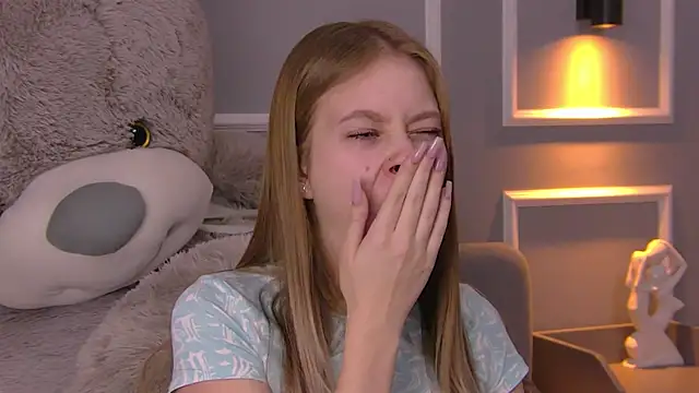 EveMundie online show from March 2025 12:33:02 PM