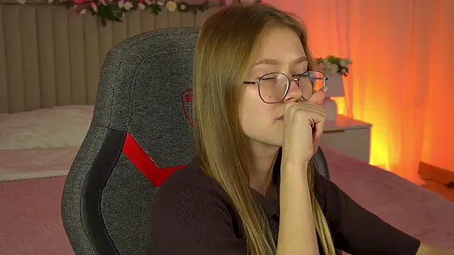 EveMundie online show from September 2025 12:19:01 PM