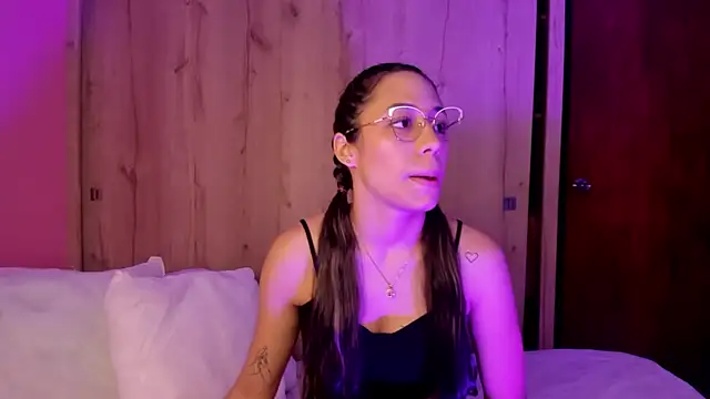 Snapshot of TANIA_06 chatting on May 2026 01:28:01 PM TANIA 06 online show from May 2026 01:28:01 PM