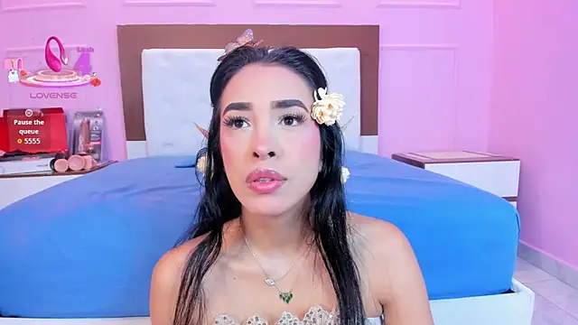 SOPHIATRISTA online show from October 2025 12:17:02 PM