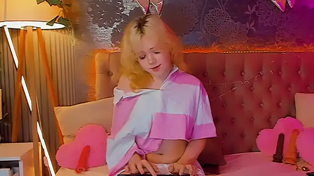 Snapshot of EmilyAngells chatting on April 2026 06:16:02 AM EmilyAngells online show from April 2026 06:16:02 AM