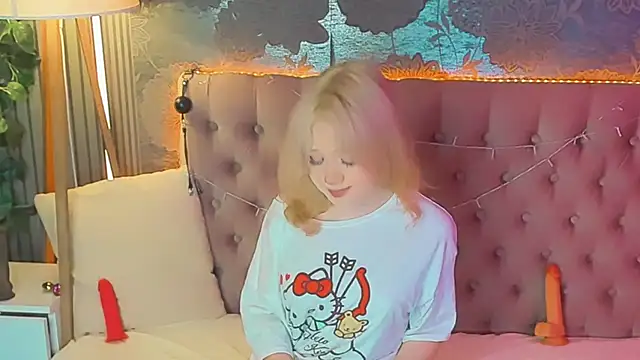 Snapshot of EmilyAngells chatting on June 2026 06:04:01 AM EmilyAngells online show from June 2026 06:04:01 AM