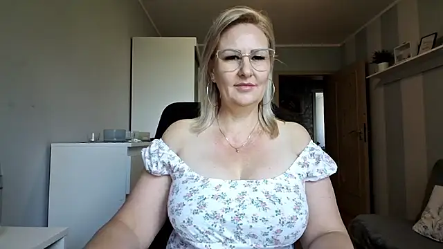 Snapshot of DianaLive chatting on May 2026 08:29:01 AM DianaLive online show from May 2026 08:29:01 AM