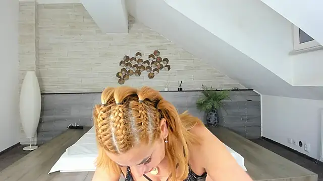 Jullia MILF online show from February 2025 07:41:01 PM