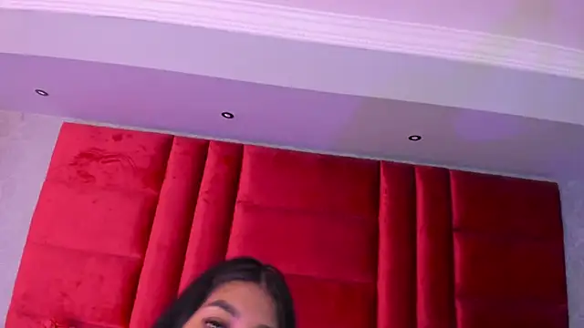 Snapshot of AnnieGibbyns chatting on May 2026 01:18:02 PM AnnieGibbyns online show from May 2026 01:18:02 PM