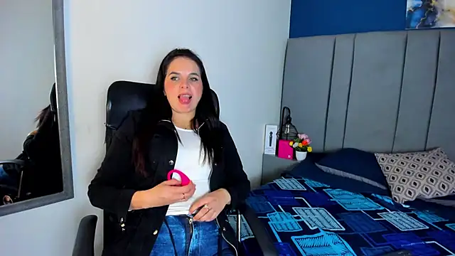 laura hotties online show from February 2026 01:04:01 PM