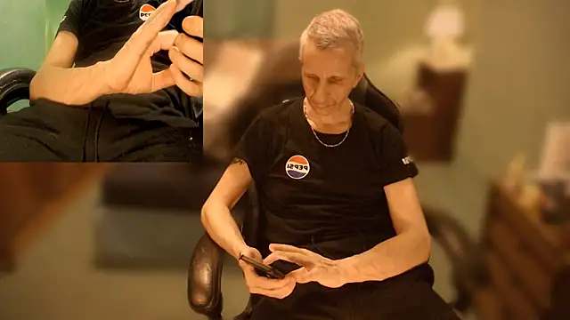 Snapshot of maxdaddy690 chatting on December 2024 02:03:02 PM maxdaddy690 online show from December 2024 02:03:02 PM