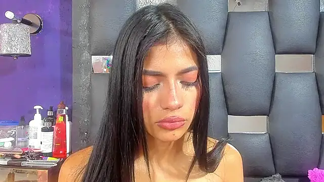 Snapshot of EMYCLARK01 chatting on January 2026 04:06:01 AM EMYCLARK01 online show from January 2026 04:06:01 AM