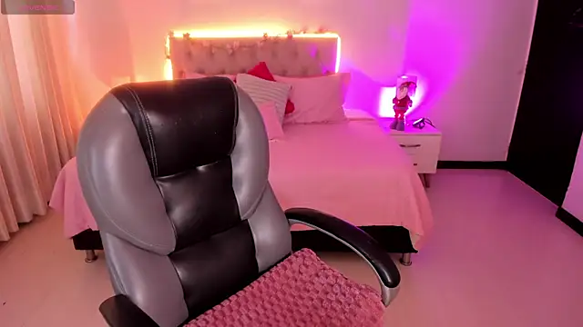 Emily Warren  online show from December 2025 07:43:02 PM