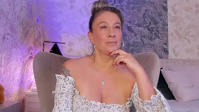 Liannaa  online show from November 2025 06:31:01 PM