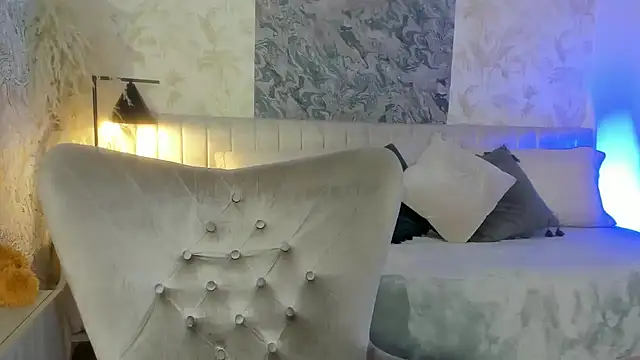 Liannaa  online show from December 2025 07:42:02 PM