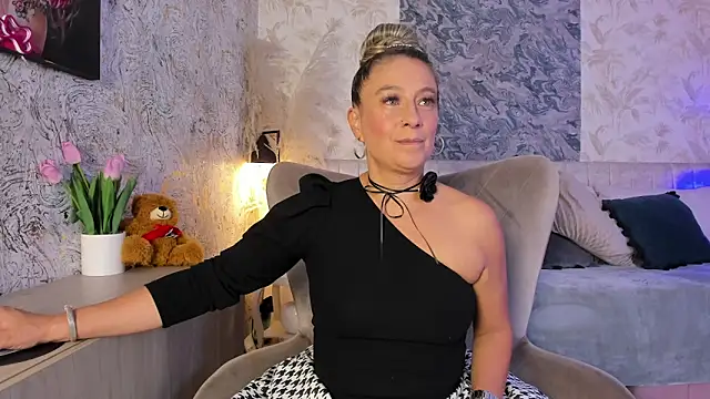 Liannaa  online show from February 2026 07:34:02 PM