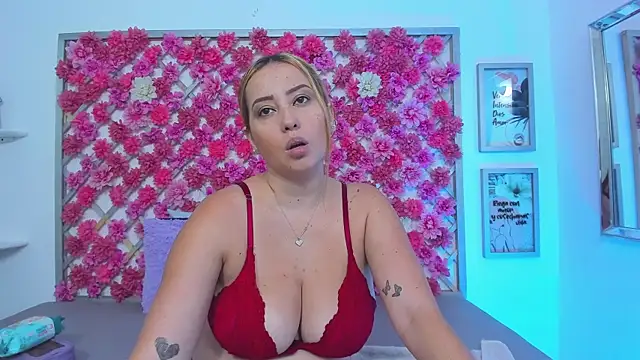 Snapshot of emmyrouse_ chatting on May 2026 07:33:01 PM emmyrouse online show from May 2026 07:33:01 PM