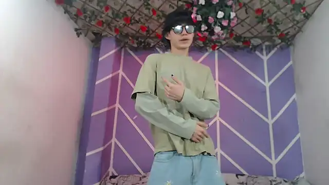 Snapshot of Maxxi_hot23 chatting on October 2025 01:05:01 AM Maxxi hot23 online show from October 2025 01:05:01 AM