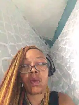 Ladyzee25 online show from October 2025 03:38:02 PM