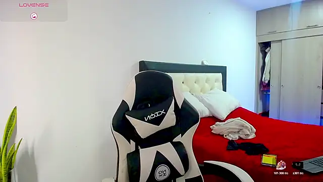 CarolinneFiotti online show from December 2025 01:42:01 PM