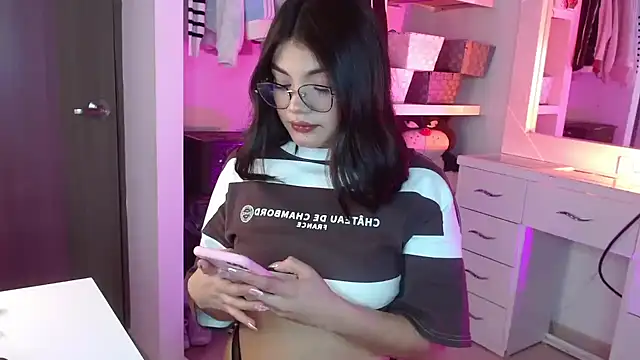 Snapshot of _Camilaaa_ chatting on September 2025 12:52:01 PM  Camilaaa  online show from September 2025 12:52:01 PM