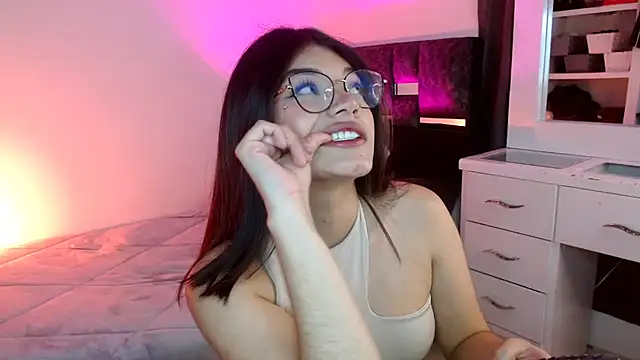 Snapshot of _Camilaaa_ chatting on October 2025 07:18:02 AM  Camilaaa  online show from October 2025 07:18:02 AM