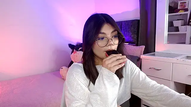 Snapshot of _Camilaaa_ chatting on October 2025 06:43:02 AM  Camilaaa  online show from October 2025 06:43:02 AM