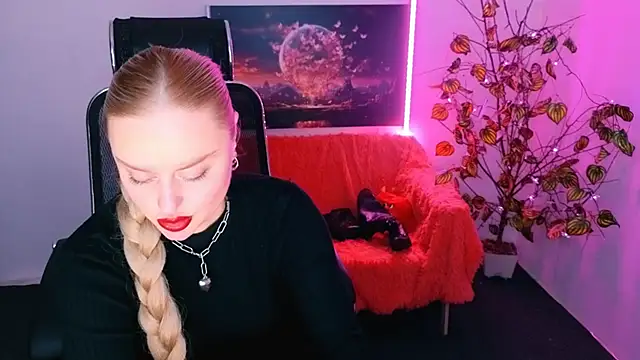 Snapshot of Miss_Alice_Silver chatting on November 2025 01:55:02 PM Miss Alice Silver online show from November 2025 01:55:02 PM