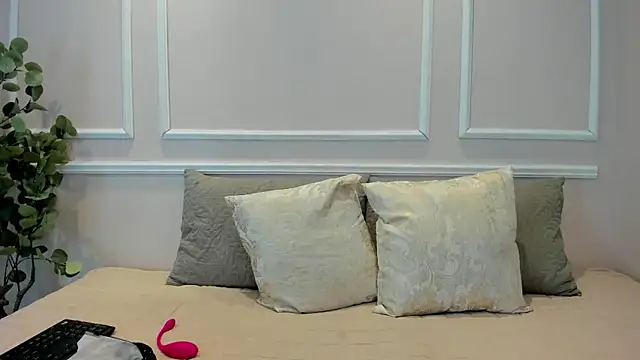 Lucy Canel online show from January 2026 07:16:01 PM