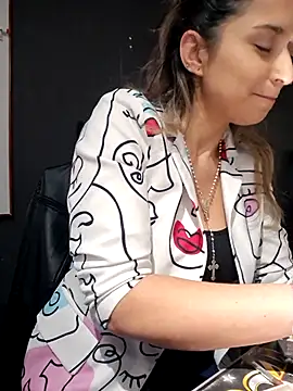 Isabella Varella online show from October 2025 12:38:02 PM