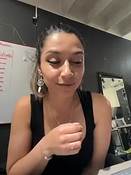 Isabella Varella online show from November 2025 12:59:01 PM