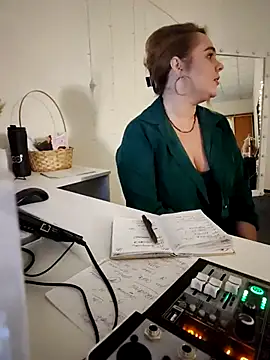 Juicy PeachLux online show from March 2025 02:44:02 PM