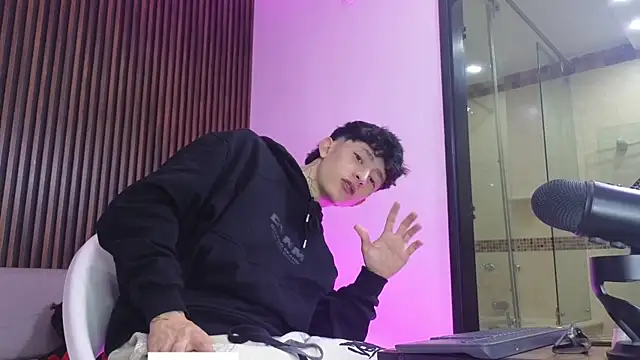 troy rouge online show from September 2025 07:38:01 PM