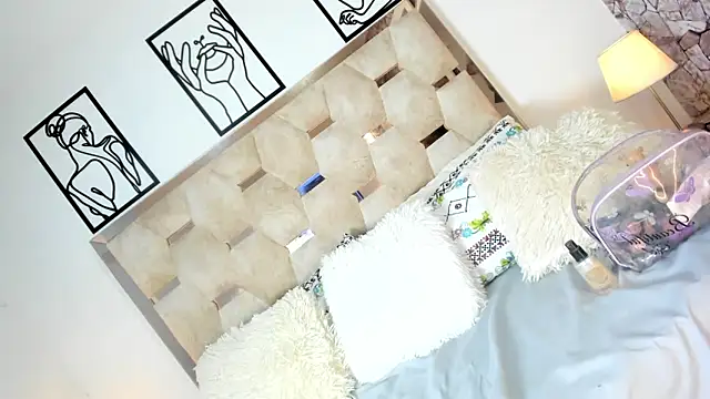 Small Hot19 online show from September 2025 12:15:02 PM