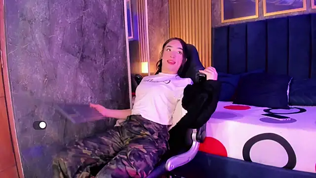 Small Hot19 online show from April 2026 10:18:02 AM