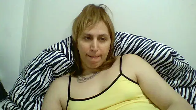 Snapshot of ChewyCandy chatting on March 2025 04:04:01 AM ChewyCandy online show from March 2025 04:04:01 AM
