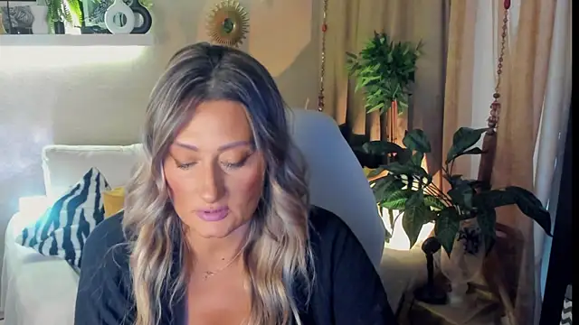 Snapshot of SarahAlluring chatting on July 2026 01:51:02 PM SarahAlluring online show from July 2026 01:51:02 PM