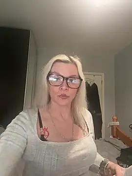 Snapshot of Curvy-Cleo chatting on February 2026 12:11:01 PM Curvy-Cleo online show from February 2026 12:11:01 PM