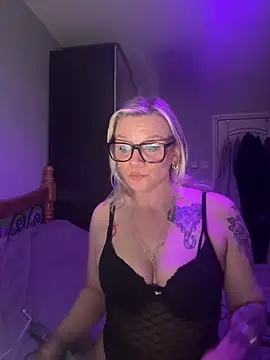 Snapshot of Curvy-Cleo chatting on February 2026 09:43:01 PM Curvy-Cleo online show from February 2026 09:43:01 PM